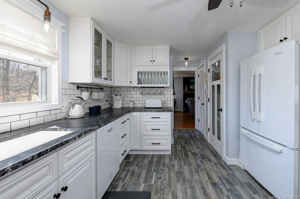 1080 Ratley Rd, Suffield CT 06093-2411 exterior