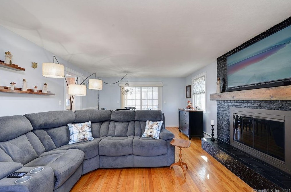 1080 Ratley Rd, Suffield CT 06093-2411 exterior