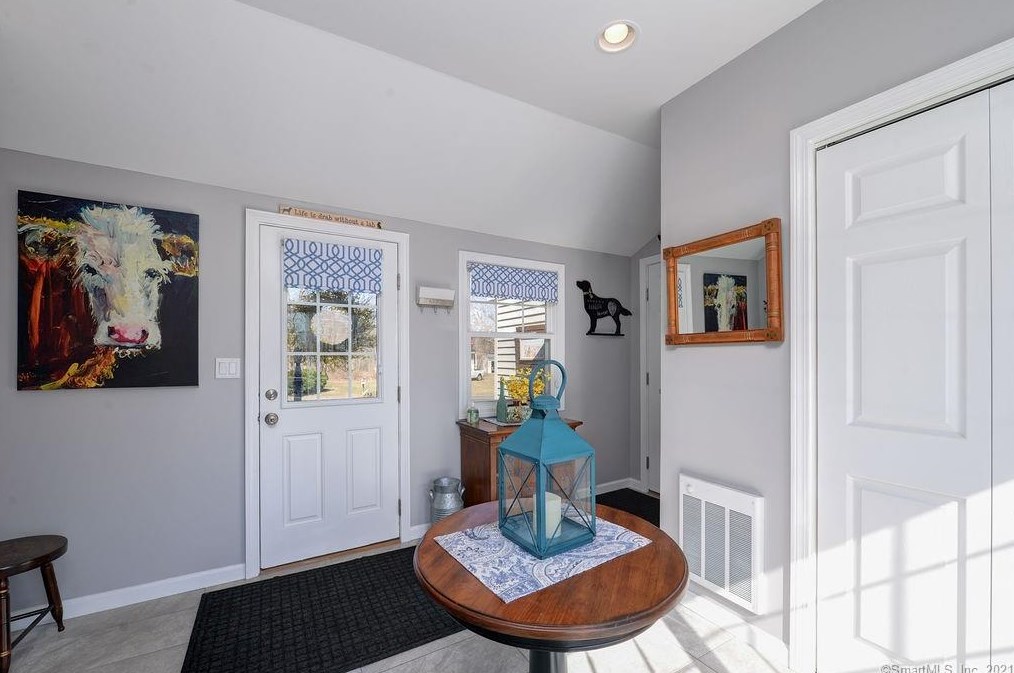 1080 Ratley Rd, Suffield CT 06093-2411 exterior