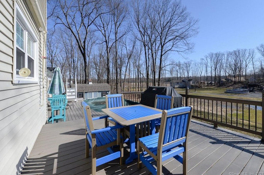 1080 Ratley Rd, Suffield CT 06093-2411 exterior