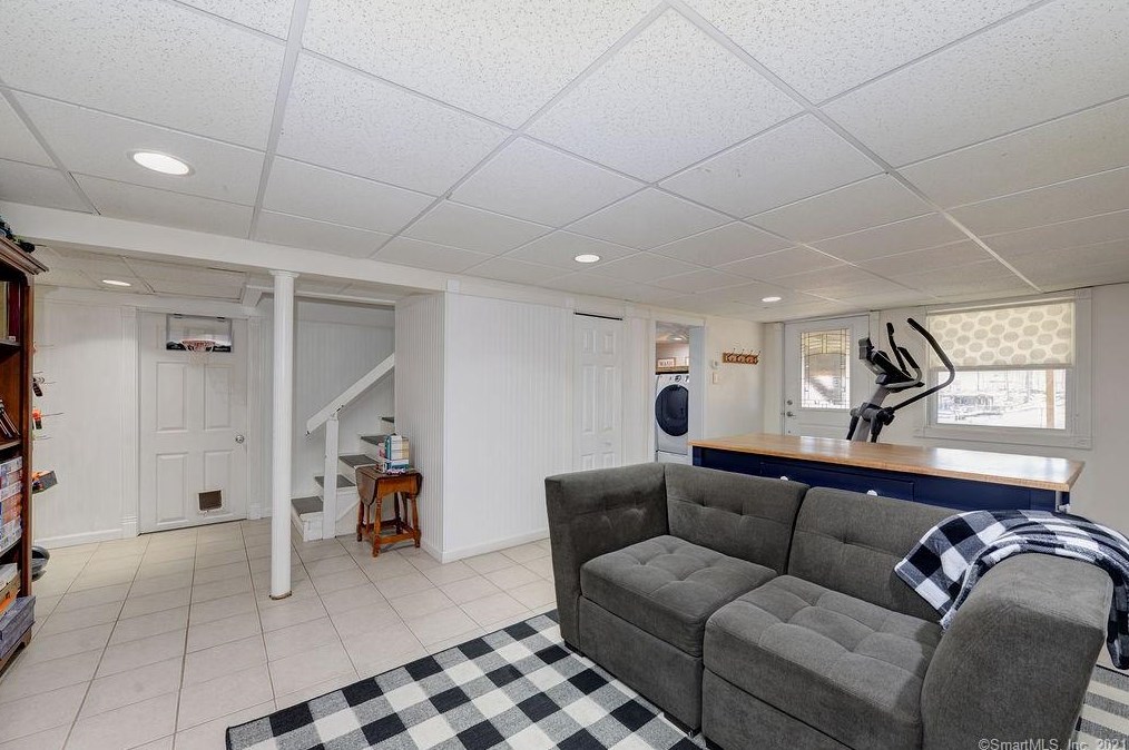 1080 Ratley Rd, Suffield CT 06093-2411 exterior