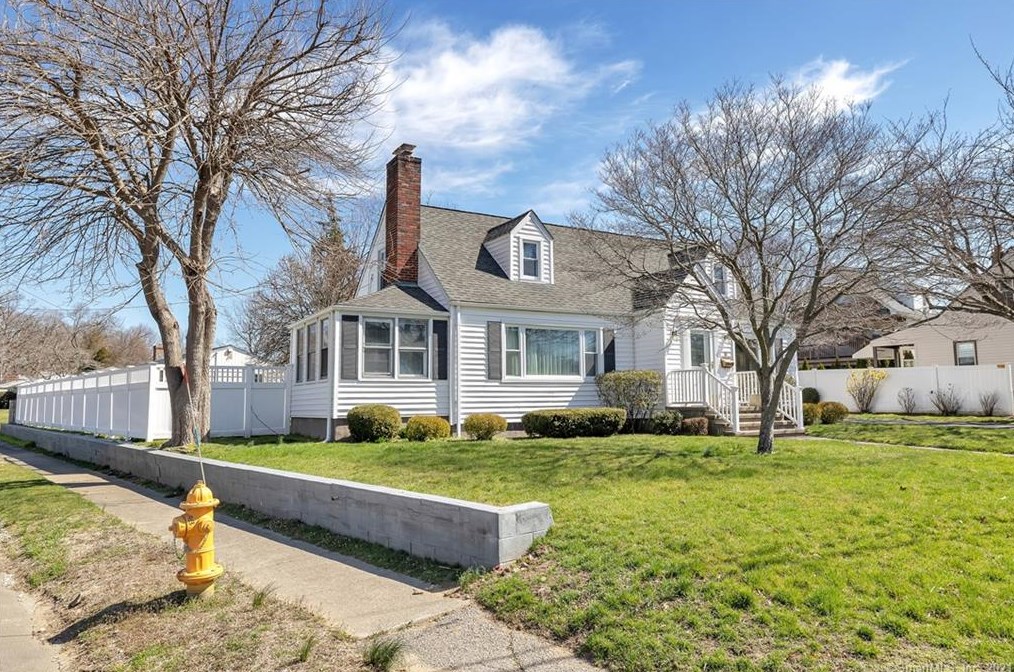 10 Glendale Rd, Stratford, CT 06614-4314