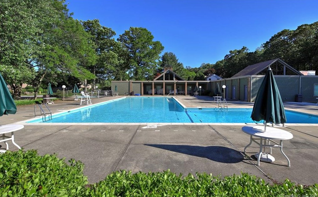 127 Smoke Valley Dr, Stratford CT  06614-8044 exterior