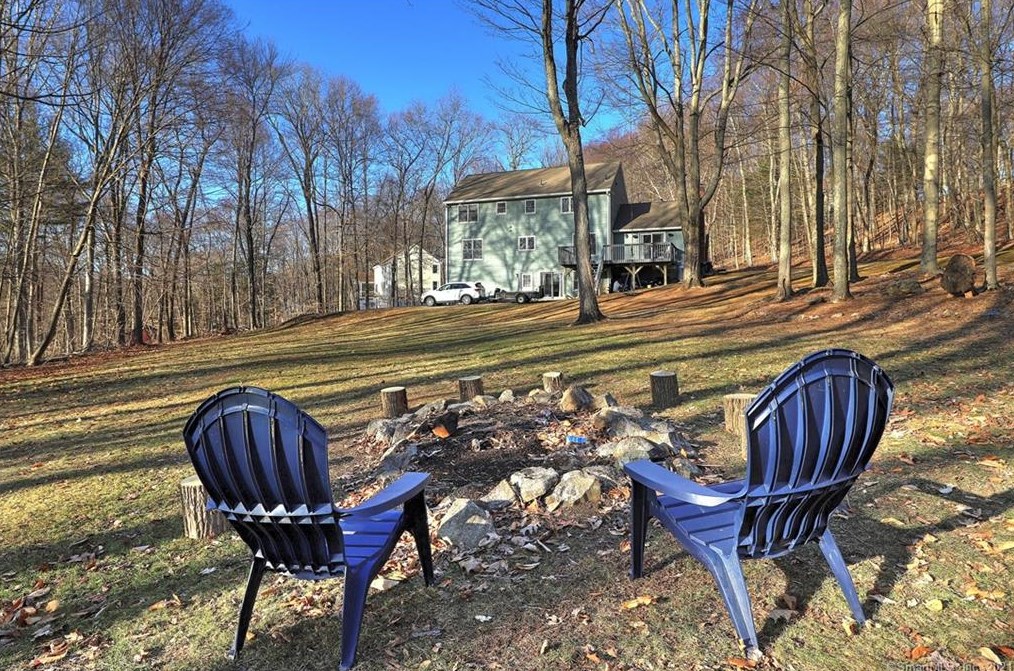 613 Patriot Rd, Southbury CT  06488-3223 exterior