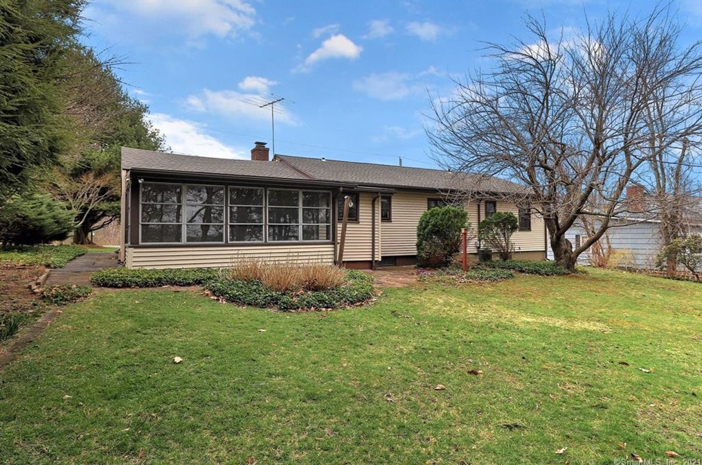 15 Stonewall Ln, Bridgeport, CT 06611