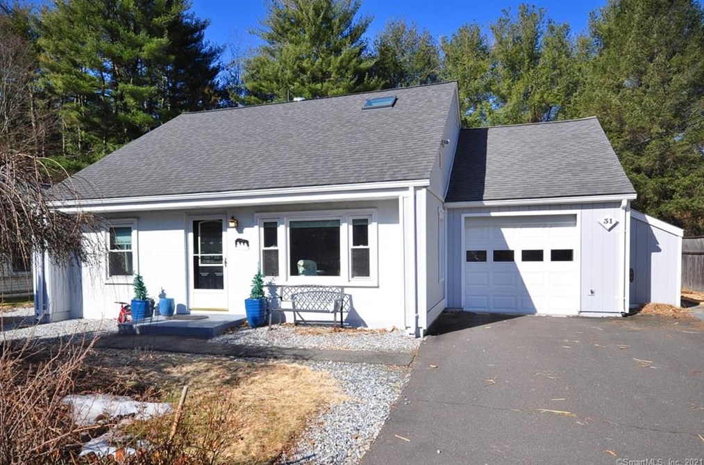 31 Lovely St, Collinsville, CT 06019-2633