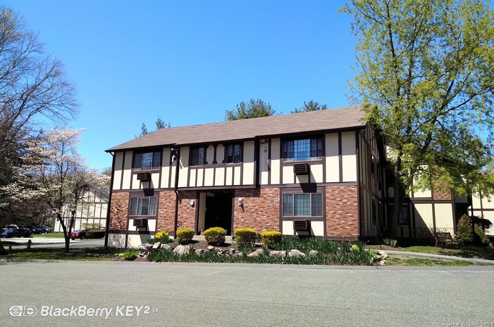 15 Andover Ct #15, Brookfield Center, CT 06804