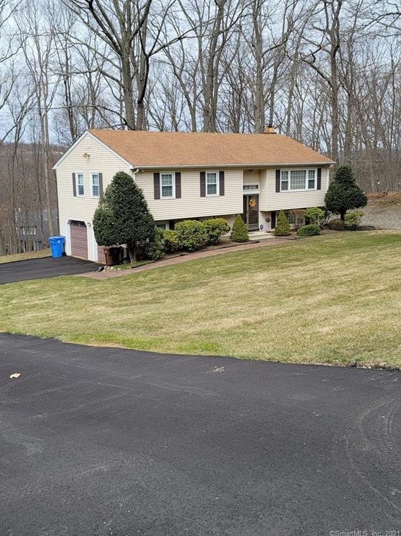 27 Royal Ct, Huntington, CT 06484