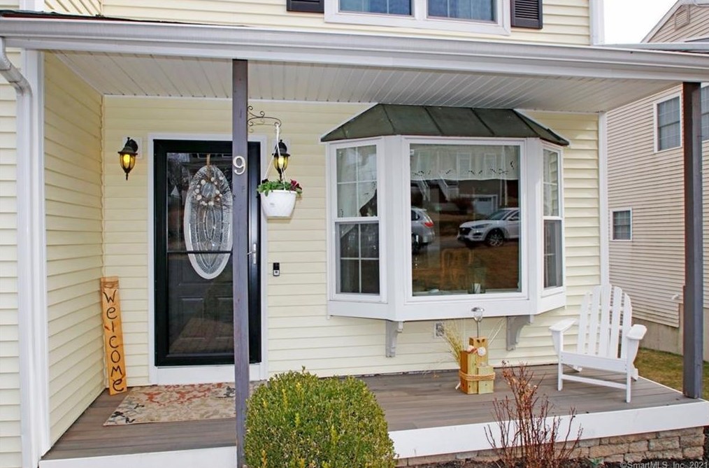 9 Connecticut Ave, Huntington, CT 06484