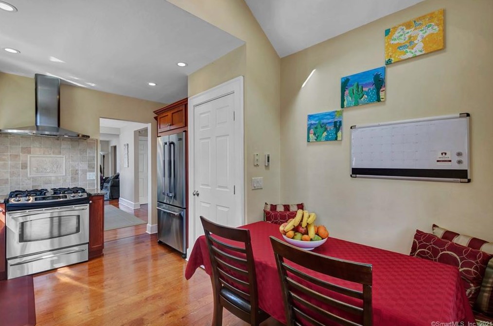 37 Chidsey Ave, New Haven CT 06512-3007 exterior