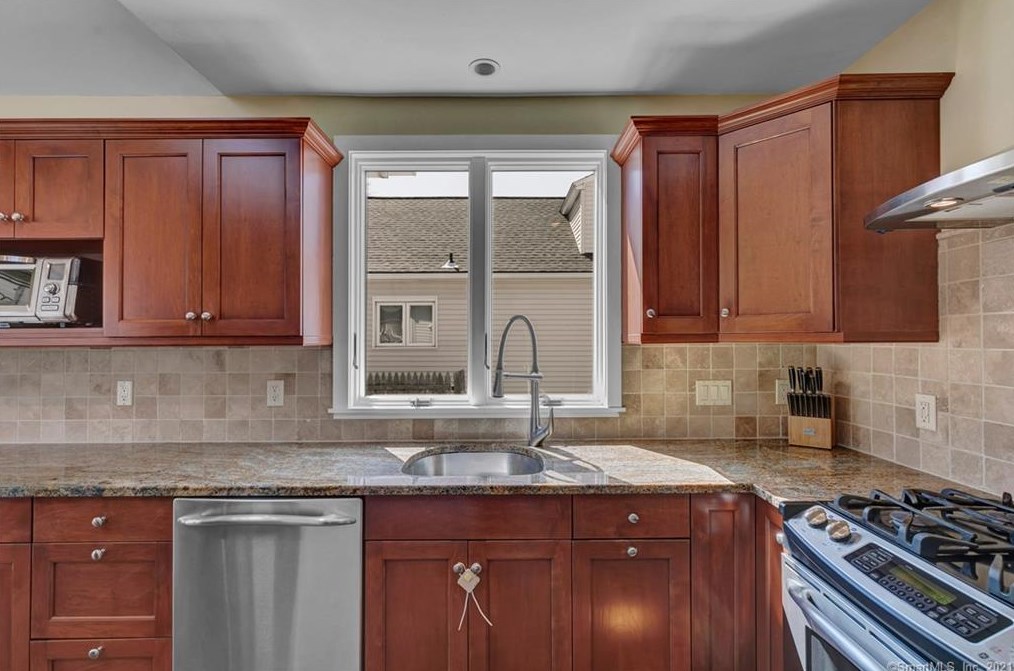 37 Chidsey Ave, New Haven CT 06512-3007 exterior