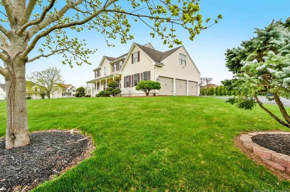 46 Castlewood Dr, Wapping, CT 06074