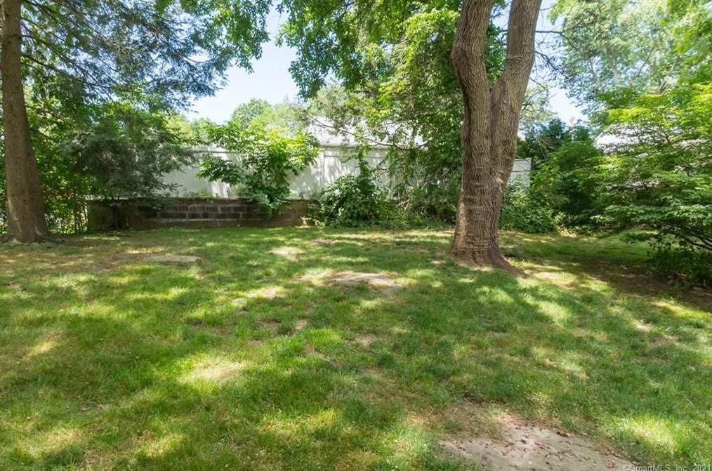 185 Knapps Hwy, Fairfield CT  06825-3737 exterior