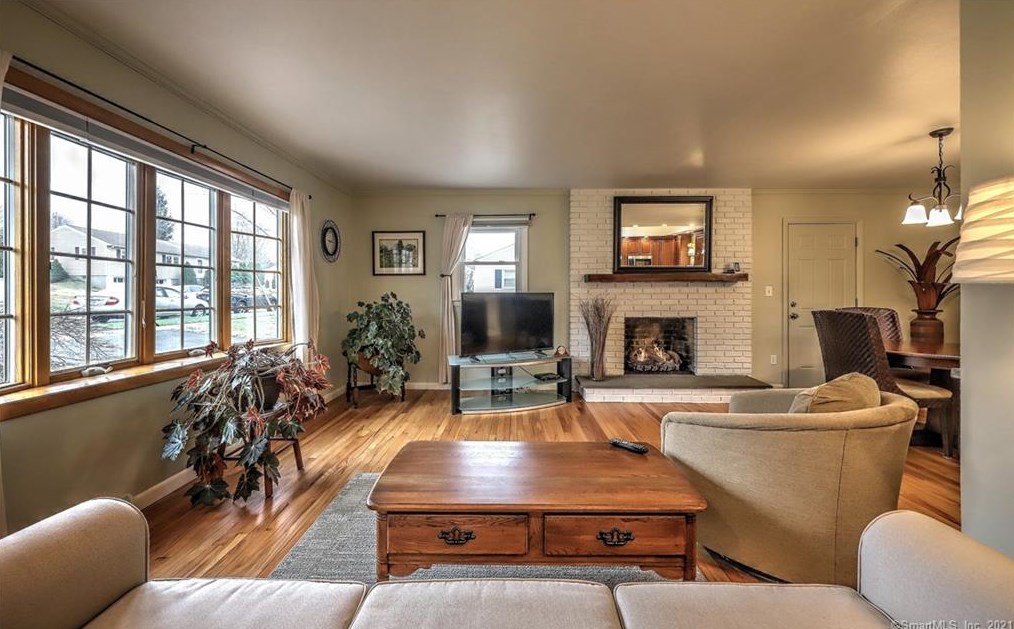 295 Glenn Dr, Stratford, CT 06614-2110
