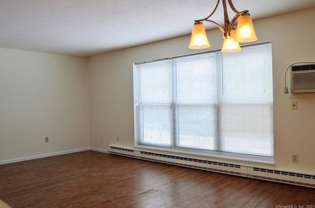 111 Wellington Dr, Farmington CT  06032-3228 exterior