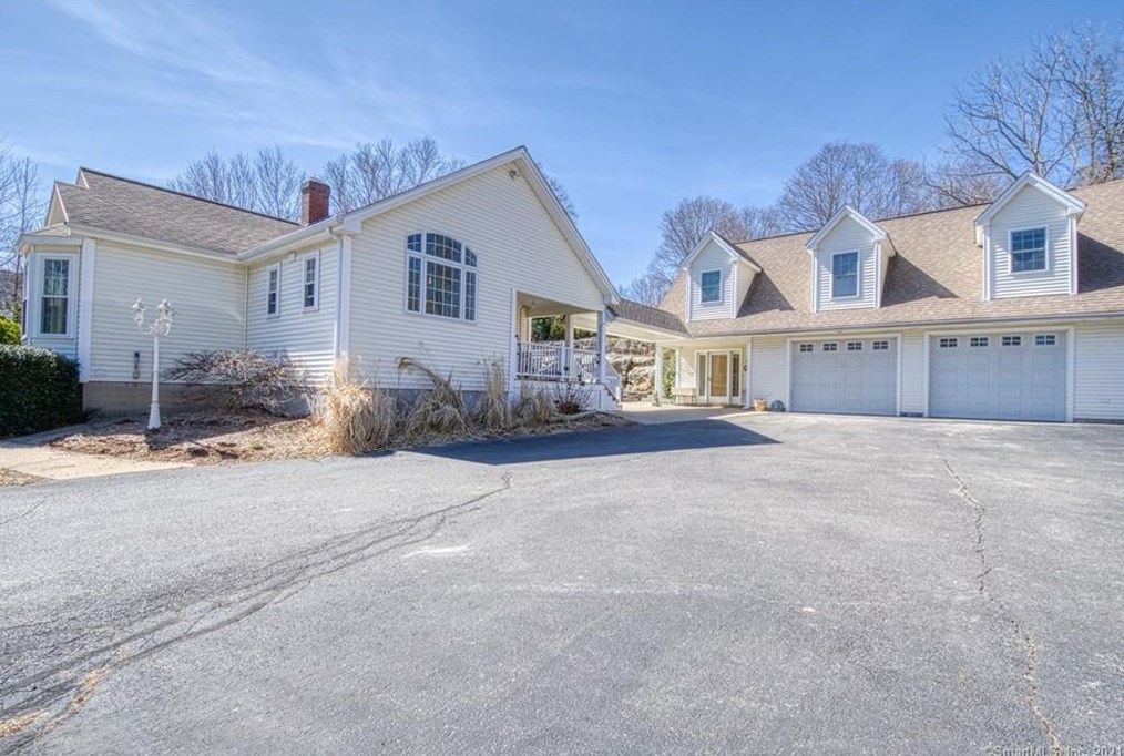 158 Old Norwich Rd, Quaker Hill, CT 06375