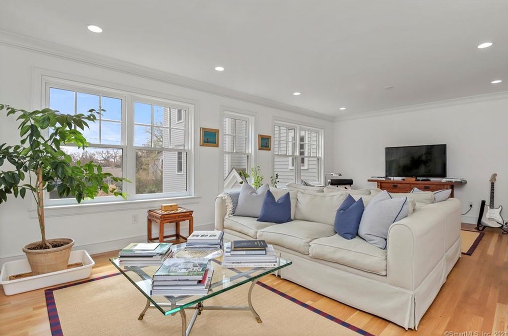 52 Oak St, New Canaan, CT 06840