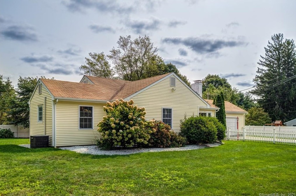 16 Manor Ln, Bridgeport, CT 06612