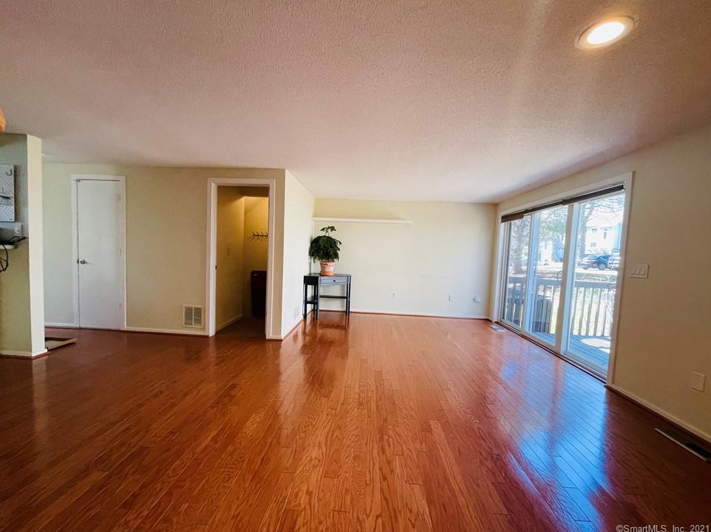 9 Avon Dale Rd, Cromwell, CT 06416-2510