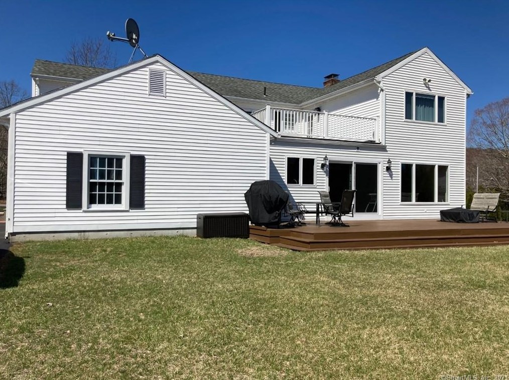 4 Lovers Ln, East Lyme, CT 06333