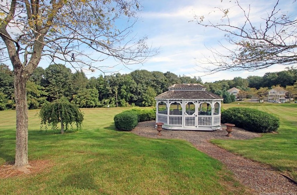 45 Copper Creek Cir, Newtown CT  06470-2645 exterior