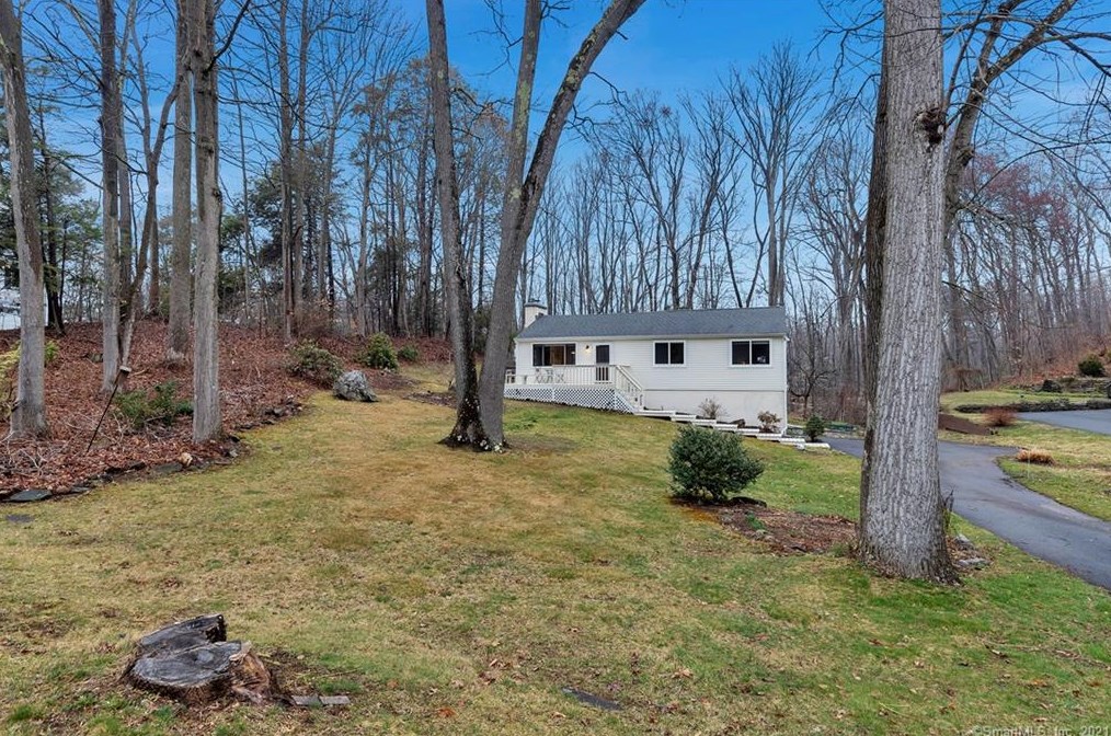 231 Wilderwood Dr, Guilford, CT 06437-1304