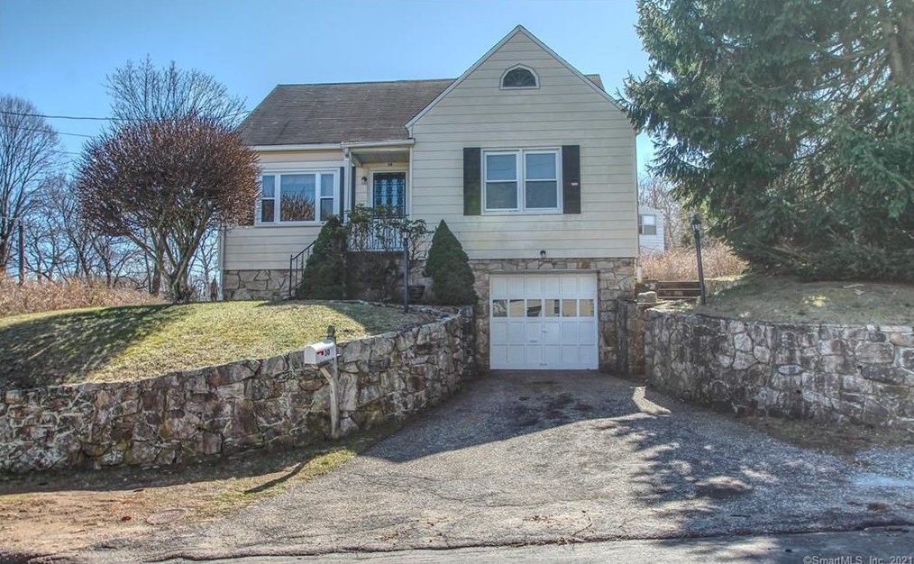 30 Crescent St, Huntington, CT 06484