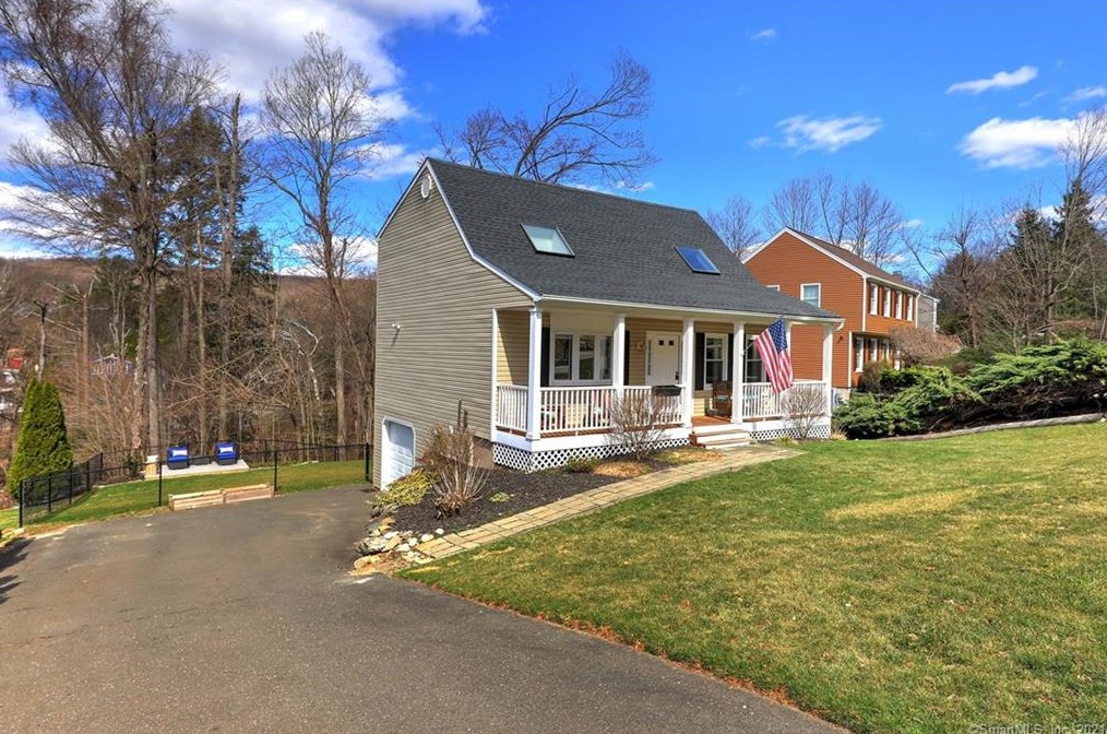 15 Starwood Ln, Beacon Falls, CT 06403