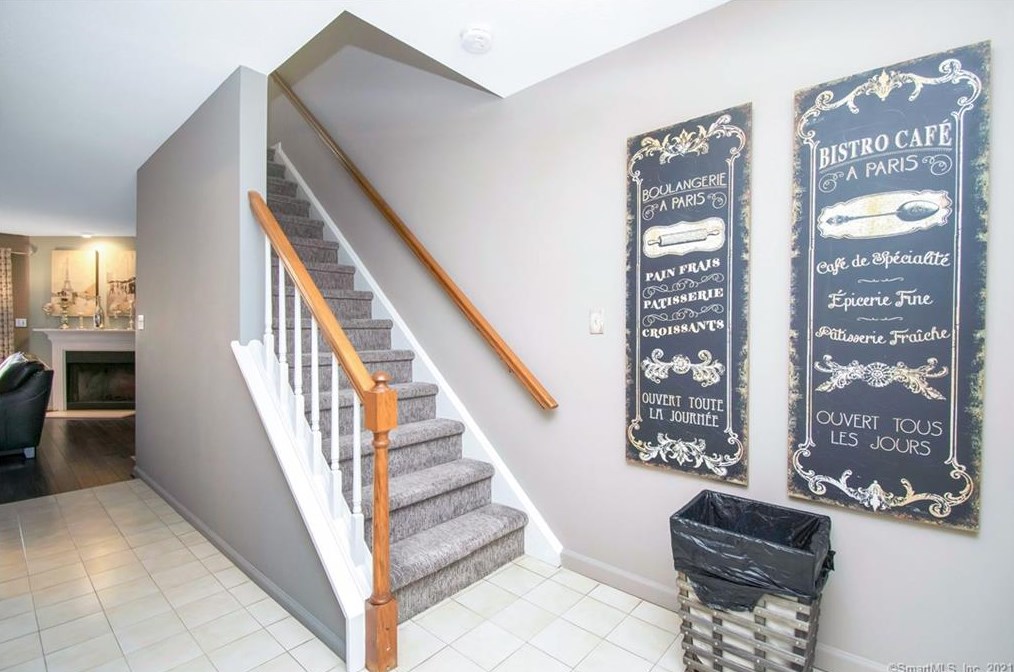 43 Ridgewood Ct #43, Huntington, CT 06484