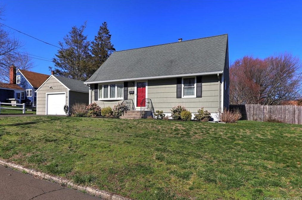 11 Pilgrim Ln, Milford, CT 06460