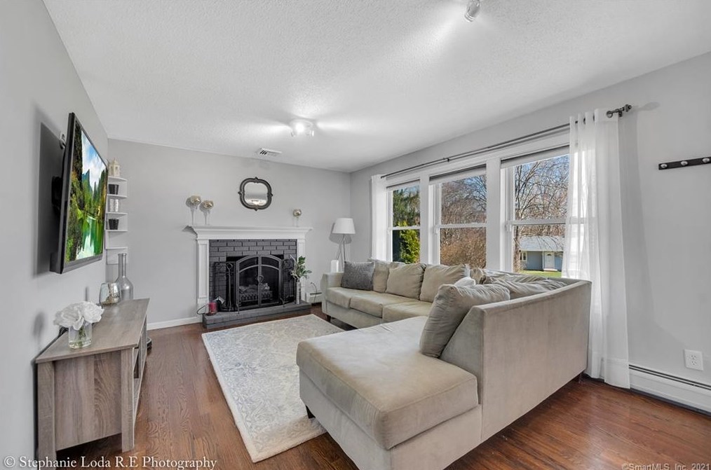 19 Seneca Rd, Wallingford CT  06492-2817 exterior