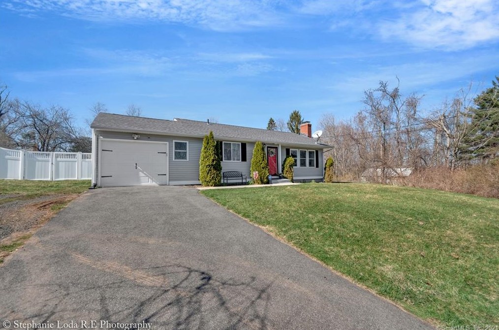 19 Seneca Rd, Wallingford CT  06492-2817 exterior