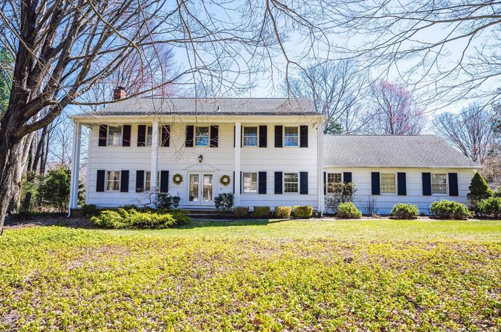 3 Maplecrest Ln, North Haven, CT 06473
