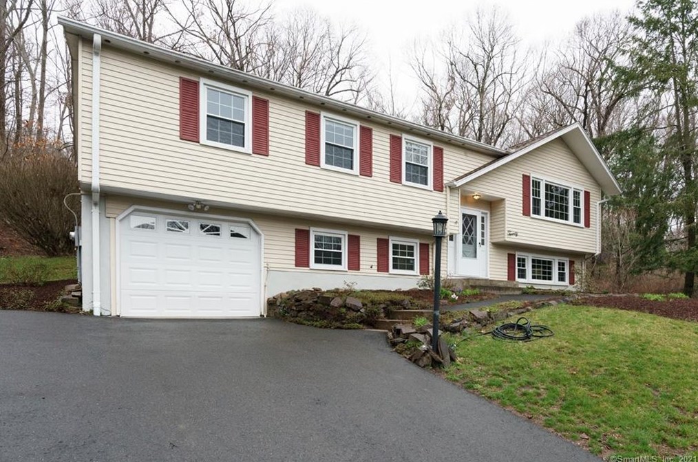 20 Lost Brook Ln, Wallingford, CT 06492