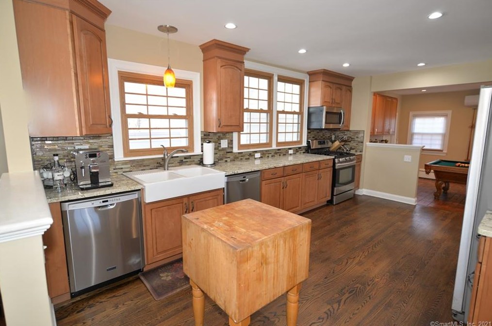 313 Benham Hill Rd, New-Haven, CT 06516 exterior