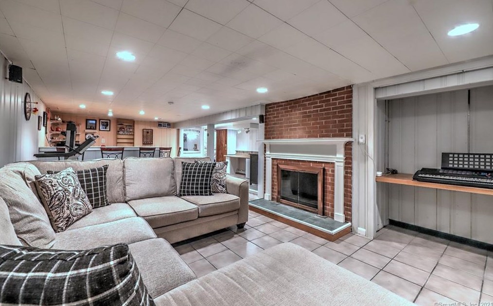 536 Dogwood Rd, Orange CT  06477-2007 exterior