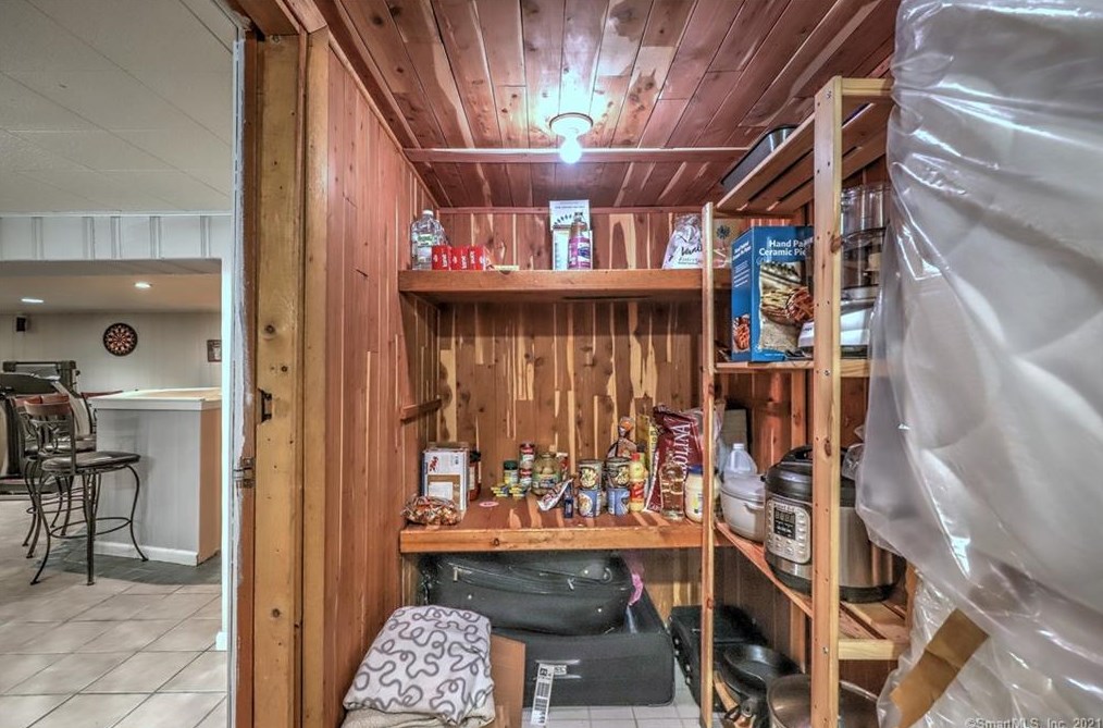 536 Dogwood Rd, Orange CT  06477-2007 exterior