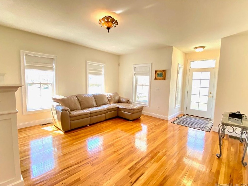 20 Verona Ct, Stratford, CT 06615-7023