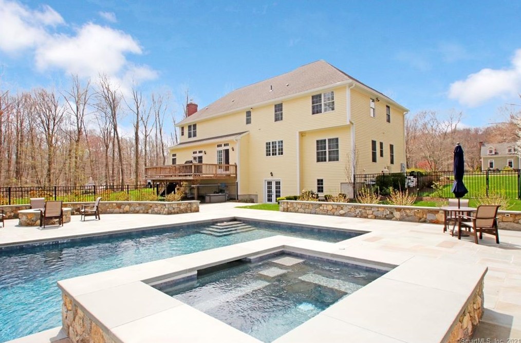 10 Nighthawk Ln, Sandy Hook, CT 06482