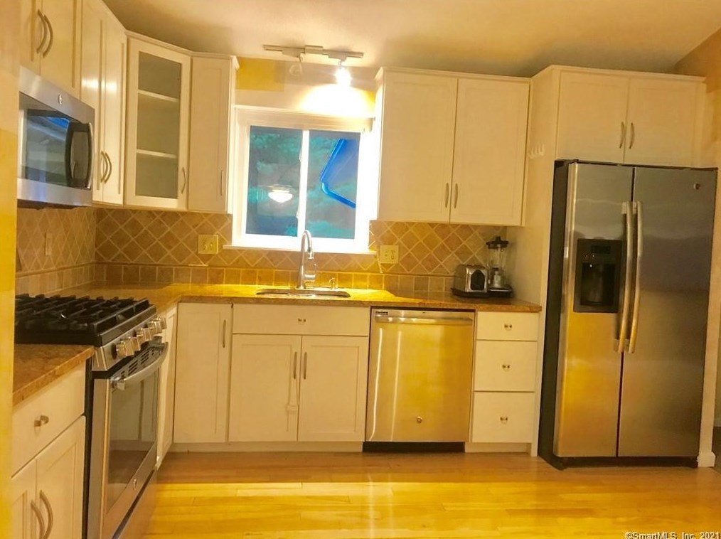 135 Skyline Dr, Wapping, CT 06074