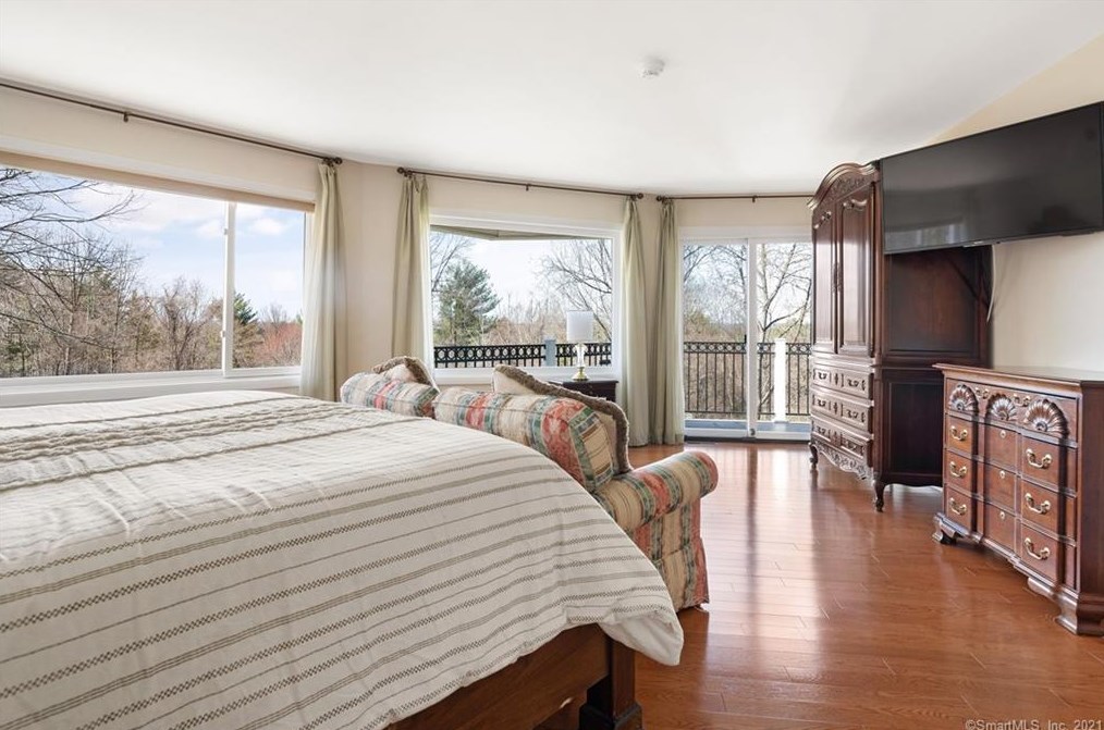 87 Oak Blf, Avon CT 06001-2808 exterior