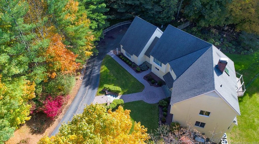 87 Oak Blf, Avon, CT 06001-2807