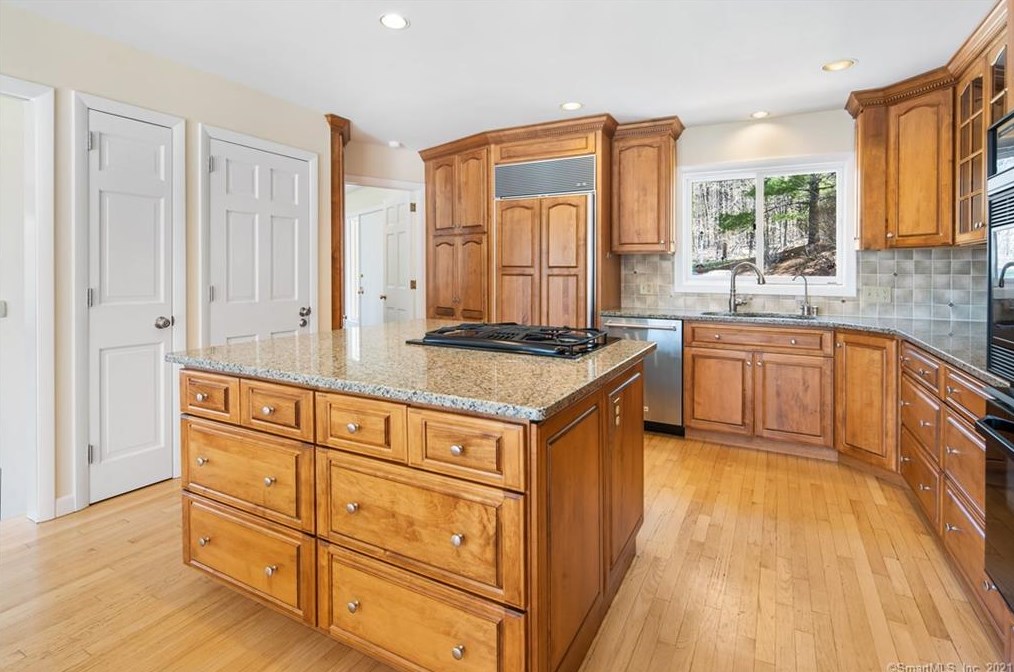 87 Oak Blf, Avon CT 06001-2808 exterior