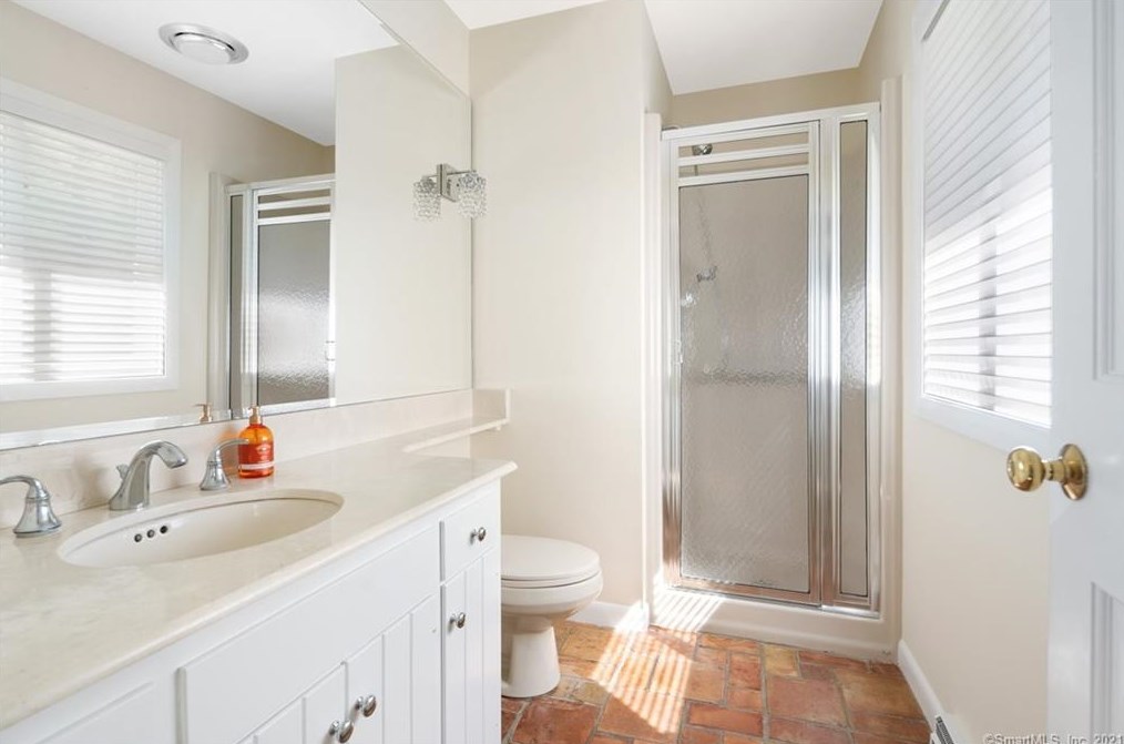 87 Oak Blf, Avon CT 06001-2808 exterior