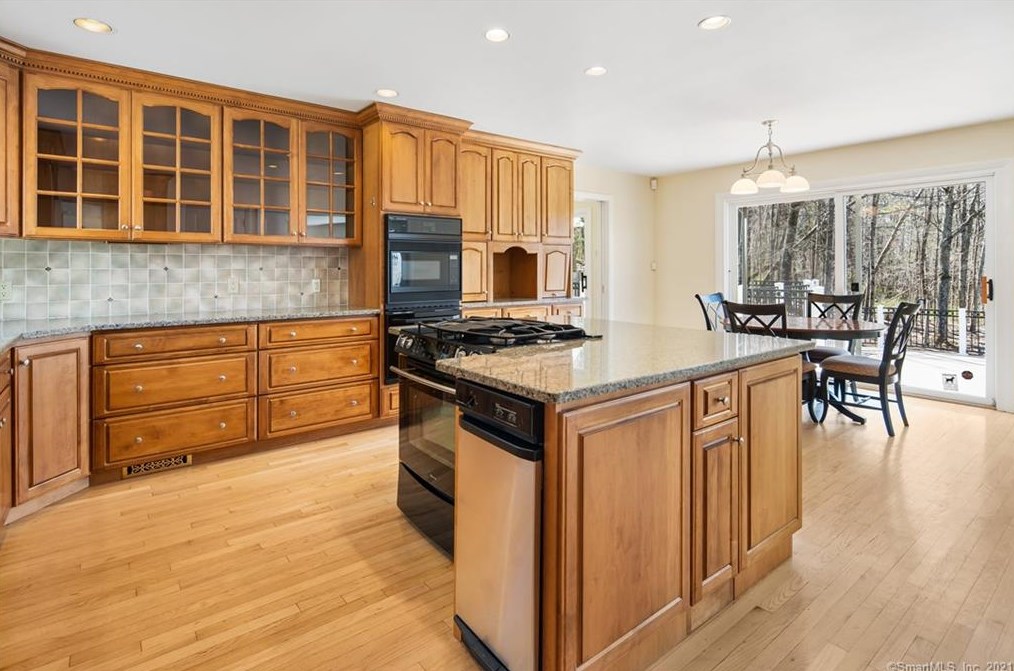 87 Oak Blf, Avon CT 06001-2808 exterior