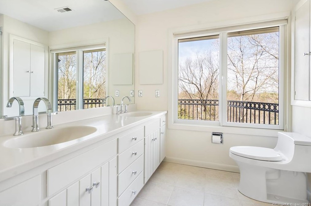 87 Oak Blf, Avon CT 06001-2808 exterior