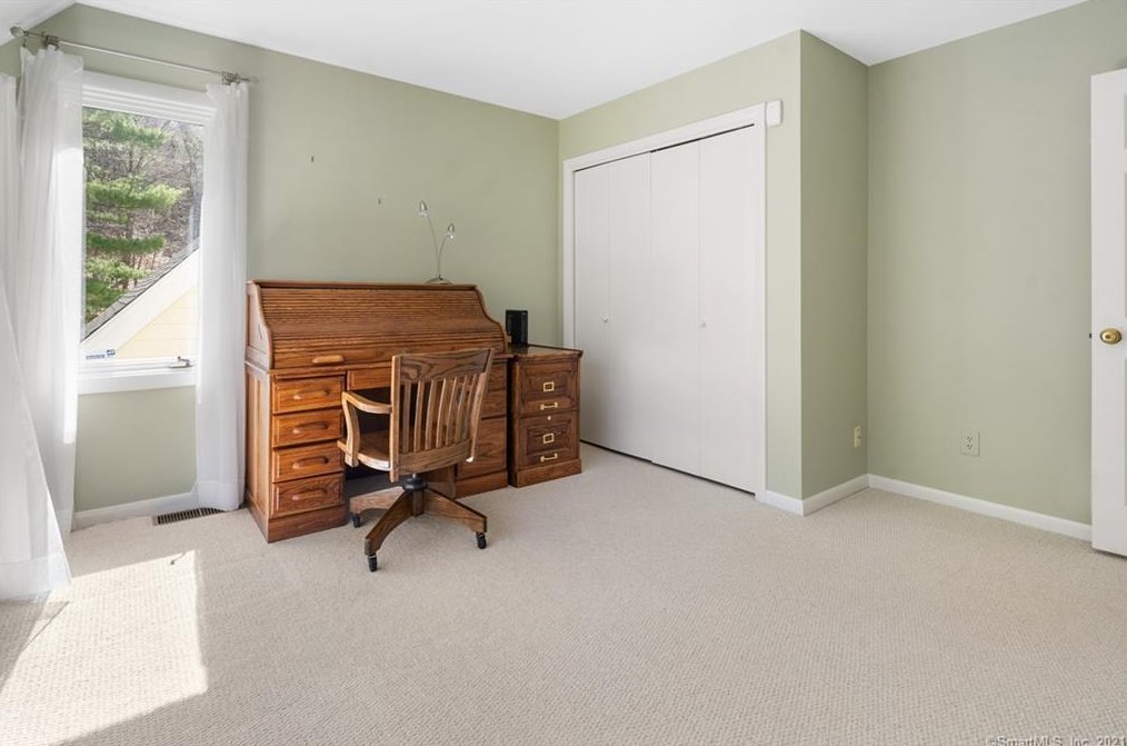 87 Oak Blf, Avon CT 06001-2808 exterior