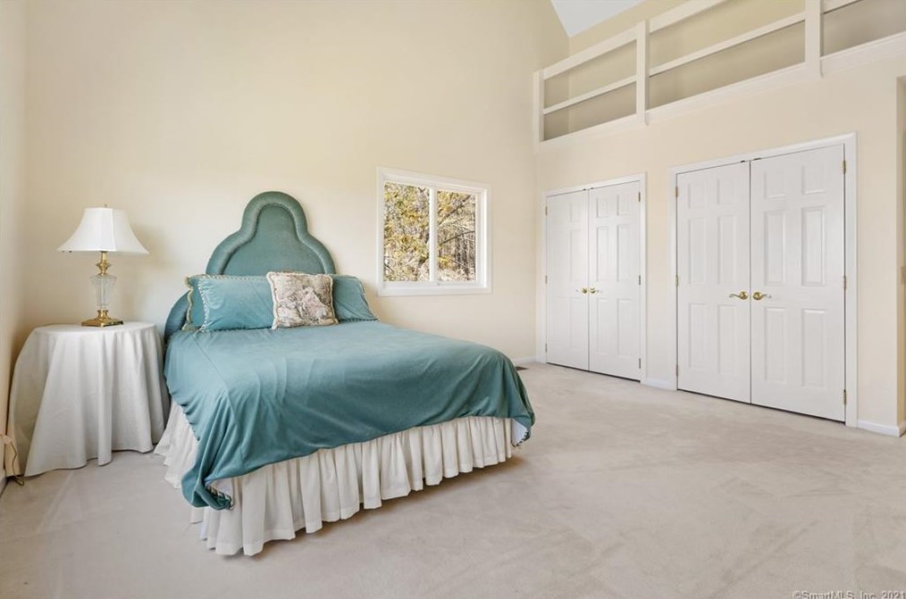 87 Oak Blf, Avon CT 06001-2808 exterior