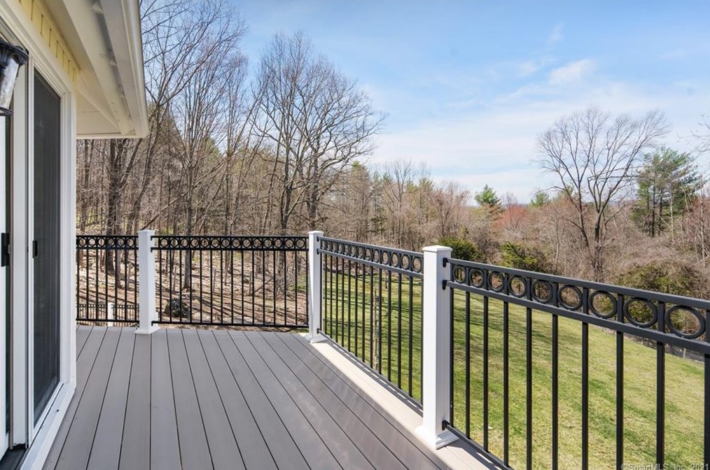 87 Oak Blf, Avon CT 06001-2808 exterior