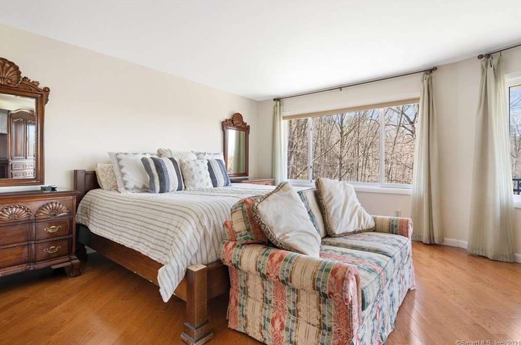 87 Oak Blf, Avon CT 06001-2808 exterior